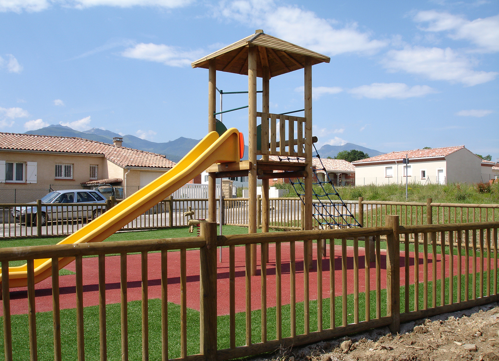 Aménagement aire de jeux : toboggan et échelle