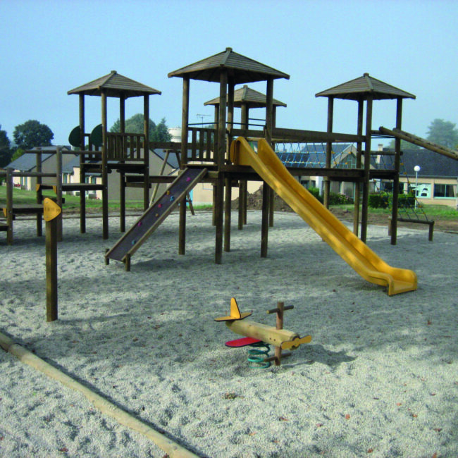 Aménagement aire de jeux : toboggan et échelle