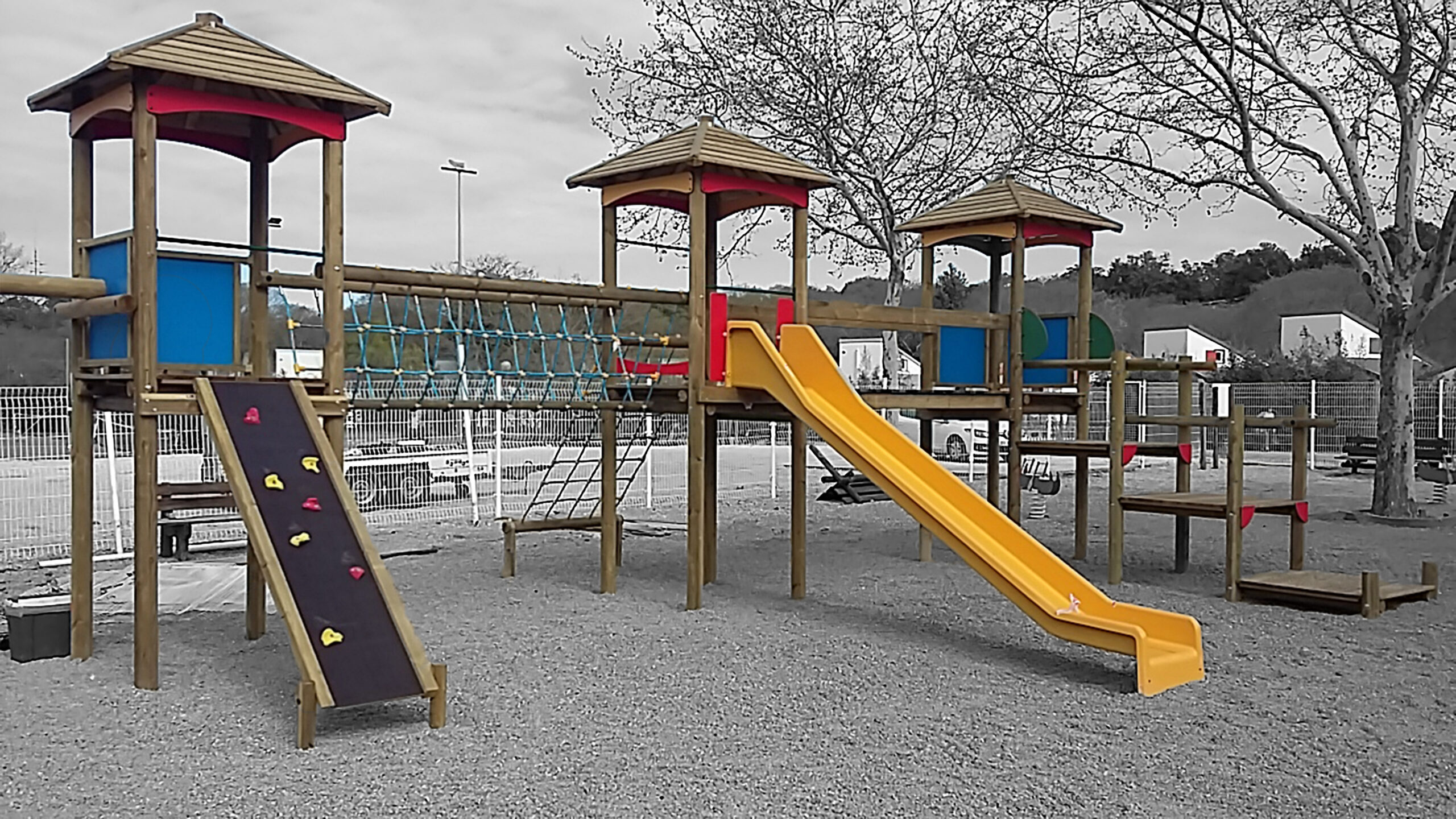 Ensemble de jeux avec toboggan pour commune