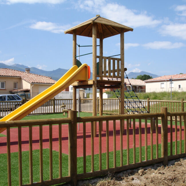 Aire de jeux en bois avec toboggan
