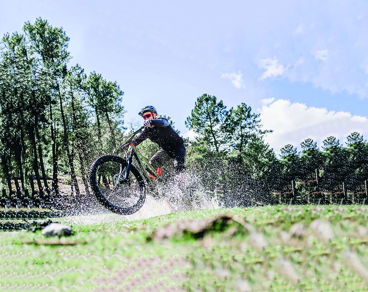 Cycliste en extérieur sur un circuit en bois