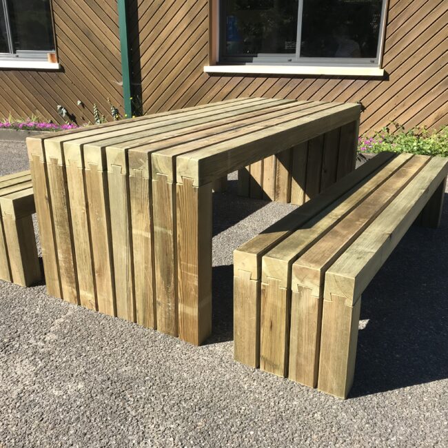 alliance de la tradition des assemblages avec la modernité des styles. Assemblage tenon mortaise. Accès pour les personnes à mobilité réduite