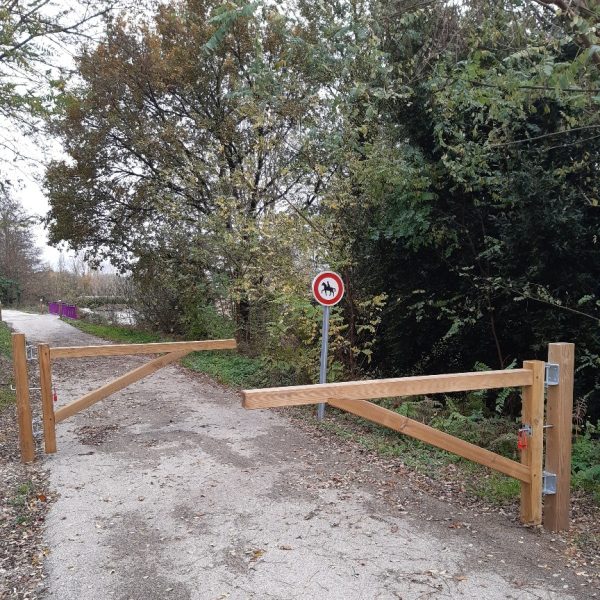 nous proposons un gamme profonde de barrière de passage limitative et de portique de gabarit véhicule, pivotant, levant ou coulissant. Les modèles se déclinent en bois ou avec une ossature en acier galvanisé