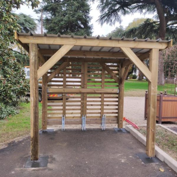 Voici un exemple d'abri bois destiné aux vélos, mais nous proposons des abris bus, des kiosques, des aubettes avec tout type de toiture
