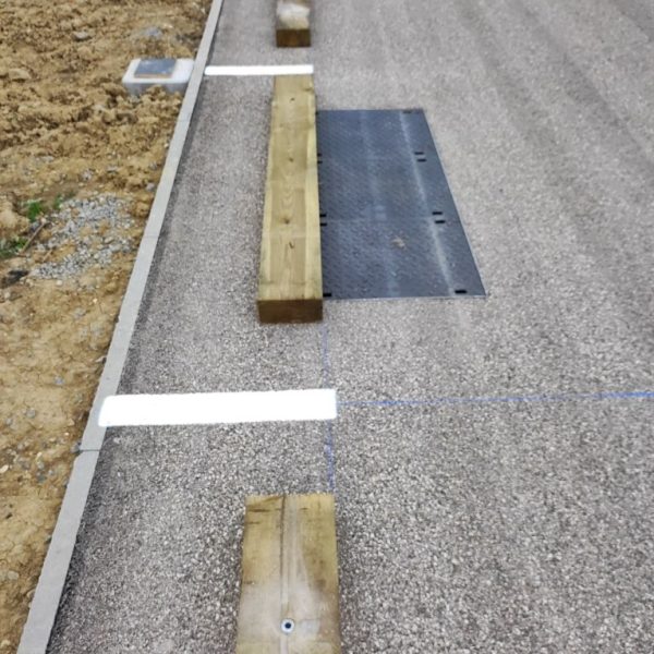 exemple de bordure de parking avec ancrage par amarre galvanisée de 50 cm. En bois brut de sciage ou raboté 4 faces