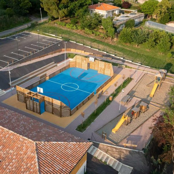 Terrain citystade dans son écrin de verdure. Apaisement garanti. des espaces ruraux aux environnements urbains, le terrain de sport BOISDEXTER valorise et favorise le cadre de vie.