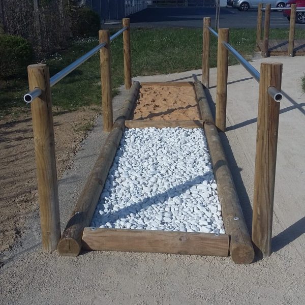 Passage galet sable en bois. Permet aux personnes agées de soutenir leur sensibilité à la marche.