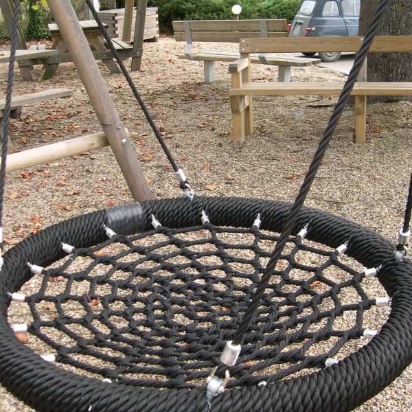 Portique de balançoire avec nid pouvant accueillir un très grand nombre d'enfants