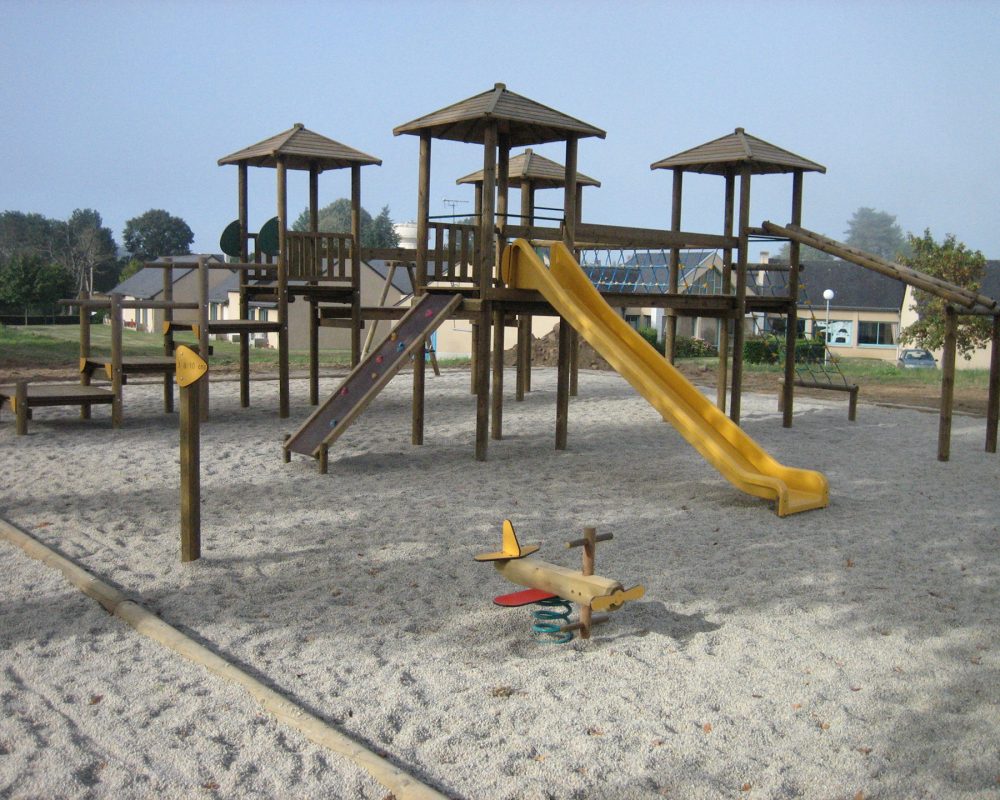 Espace étendu pouvant accueillir 1 très grand nombre d'enfants. Une aire de jeux complète.